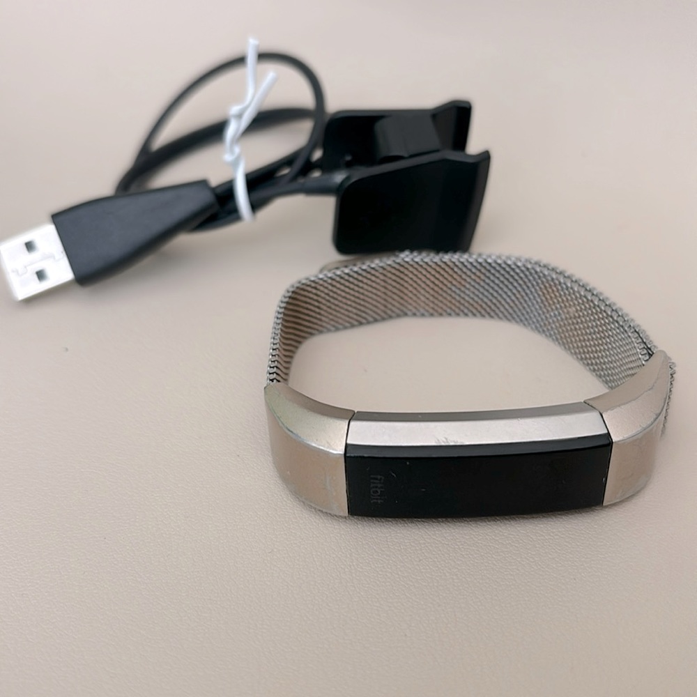 FitBit | Alta HR | Champagne Metal Mesh Wristband with USB Charger Cable